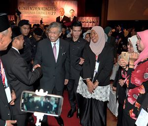 Timbalan Perdana Menteri Datuk Seri Dr Ahmad Zahid Hamidi bersalaman dengan kakitangan awam